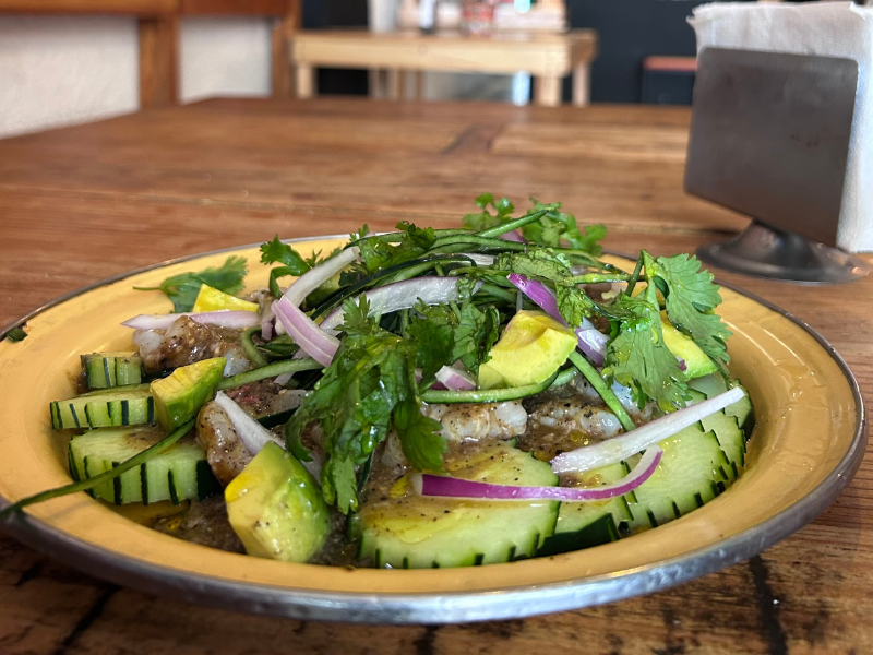 Mariscos frescos preparados al estilo de la costa